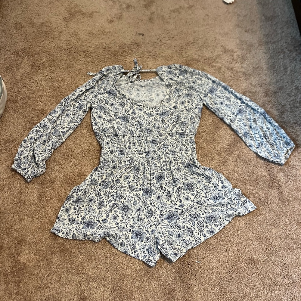 Lue and white floral romper